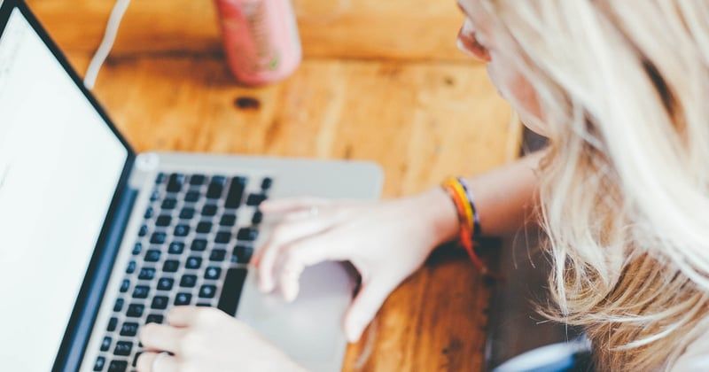 Le tailleur féminin conquiert l’entreprise : le style qui change la donne
